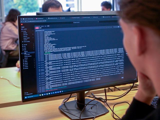 Un développeur de l'équipe RTG devant son écran de code